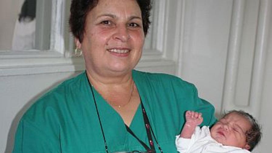 Бебето на друга невръстна майка - 11-годишна ромка от Сливен
