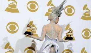 Лейди Гага позира с двете си награди "Грами" в категориите за денсмузика