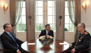 Премиерът Реджеп Ердоган, президентът Абдулла Гюл и началникът на Генералния щаб ген. Илкер Башбуг седнаха през февруари на една маса, за да изгладят различията