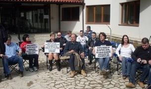 Британските собственици протестират преди да разбият бравите на заключения комплекс в Банско