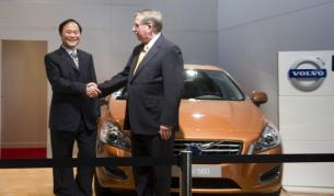 Финансовият директор на "Форд" Люис Бут и президентът на "Джили" Ли Шуфу