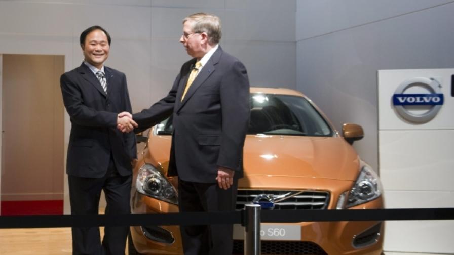 Финансовият директор на "Форд" Люис Бут и президентът на "Джили" Ли Шуфу
