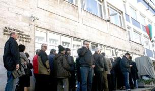 В първия ден от приемането на заявленията за новите документи пред гишетата в страната се образуваха големи опашки, а сървърите на системата се претовариха