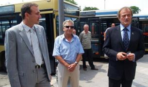 Общинарят Борислав Гуцанов (л), шефът на общинския автотранспорт Пенчо Пенчев (в средата) и кметът на Варна Кирил Йорданов (д)