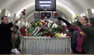 Граждани поставят цветя в метростанция "Лубянка" в памет на жертвите на атентата на 29 март