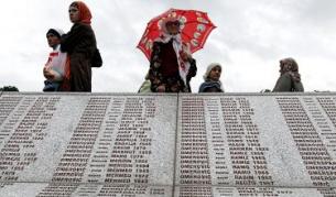 Босненски мюсюлмани са се събрали в Сребреница пред паметна плоча с имената на идентифицираните жертви на клането