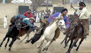 Освен, че са изключително скъпи и важни, козите имат и друго приложение в живота на афганистанеца. В националния спорт бузкаши два отбора конници се борят кой пръв ще пренесе труп на коза през голлинията