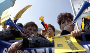 Преди дни протестираха учителите в Румъния заради по-ниските заплати от началото на годината, когато със закон бяха орязани редица надбавки