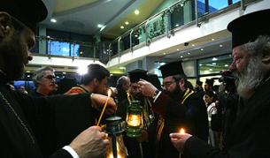 Делегацията донася Благодатния огън на летище "София"