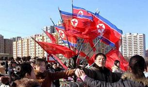 Севернокорейци танцуват за рождения ден на лидера Ким Чен Ир