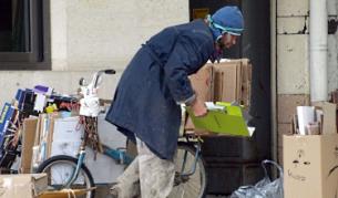 Бедността принуждава много хора да търсят всякакви начини да се прехранят