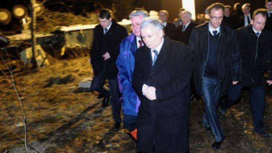 Ярослав Качински идентифицира тялото на своя брат близнак, загиналият полски президент Лех Качински