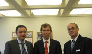 От РЗС разпространиха и снимка на Я.Янев и А. Семов с Бас Бакер, но служителят на МВФ отрече твърденията на Янев