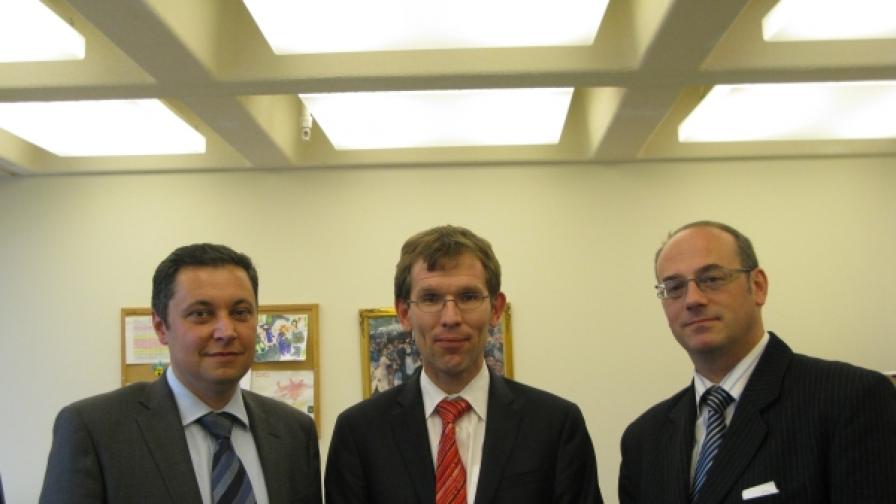 От РЗС разпространиха и снимка на Я.Янев и А. Семов с Бас Бакер, но служителят на МВФ отрече твърденията на Янев