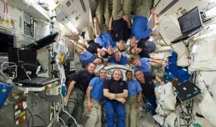 Снимка за спомен на космонавтите от "Союз" и астронавтите от "Дискавъри".
