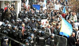 Протестът на хиляди ветерани пред сградата на федералното правителство в Сараево прерасна в безредици