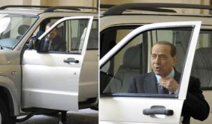 Берлускони слиза от новата си руска кола в двореца Чиги в Рим, където е седалището на кабинета