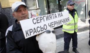 Около 15 души от Попово протестираха днес пред сградата на ВСС срещу корупцията в община Попово и кмета <br /><br />
Людмил Веселинов