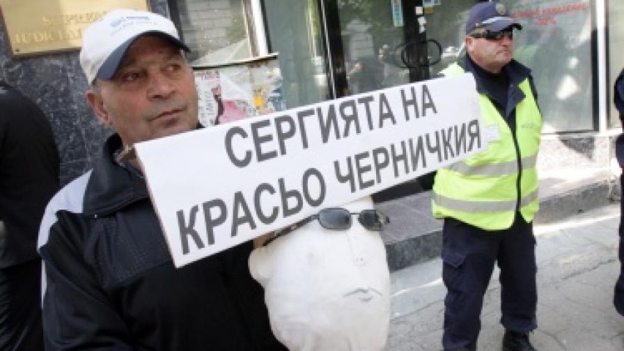 Около 15 души от Попово протестираха днес пред сградата на ВСС срещу корупцията в община Попово и кмета <br /><br />
Людмил Веселинов