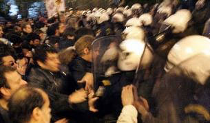 Полиция и демонстранти се сблъскаха на снощния протест на учителите срещу готвените от кабинета Папандреу реформи