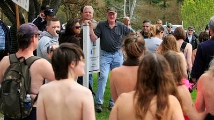 Жени протестират голи до кръста 