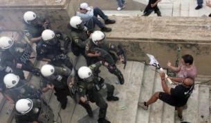 Част от протестиращите се опитаха да щурмуват парламента