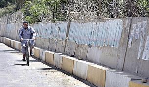 Бетонните стени са обичайна гледка по улиците в центъра на Багдад и целта им е да предпазват при престрелки. В средата на 2009 г. обаче иракското правителство обяви, че ще бъдат премахнати