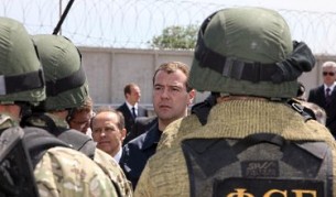 Руският президент Дмитрий Медведев на посещение в центъра за специални операции на ФСС в Дагестан през юни 2009 г.