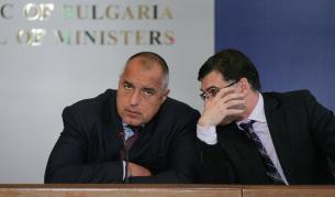 Бойко Борисов и Симеон Дянков преди пресконференция в Министерския съвет, април 2010