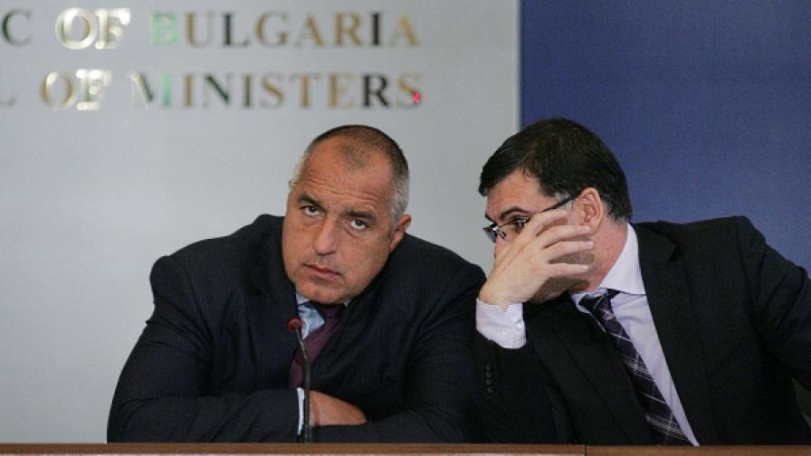 Бойко Борисов и Симеон Дянков преди пресконференция в Министерския съвет, април 2010