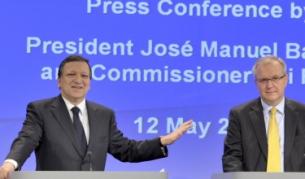 Председатеоят на ЕК Жозе Барозу (вляво) и комисарят по валутните въпроси Оли Рен
