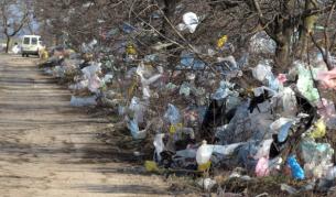 Пейзаж с изхвърлени найлонови торбички от околностите на Варна