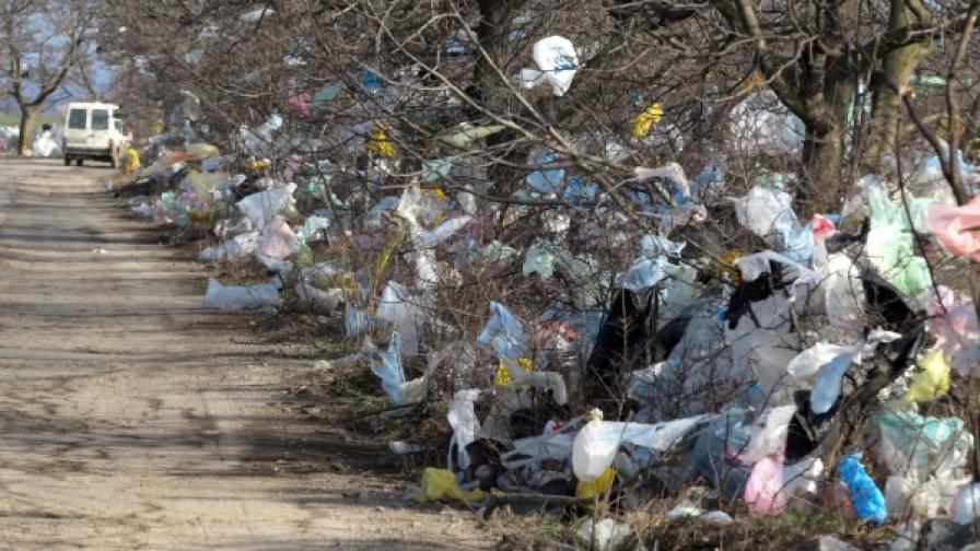 Пейзаж с изхвърлени найлонови торбички от околностите на Варна