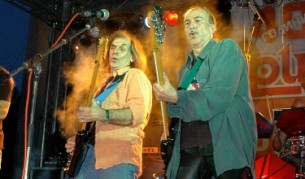 Петър Гюзелев (л) и Кирил Маричков (д) се раздават на сцената