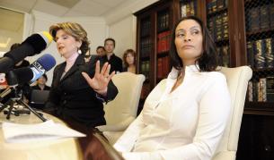 Шарлот Люис (д) и адвокатката й по време на пресконференцията