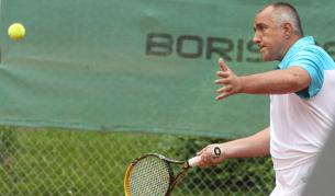 Бойко Борисов и парньорът му Бисер Димитров победиха Николай Гигов и Сашо Йовков в демонстративен мач по тенис днес