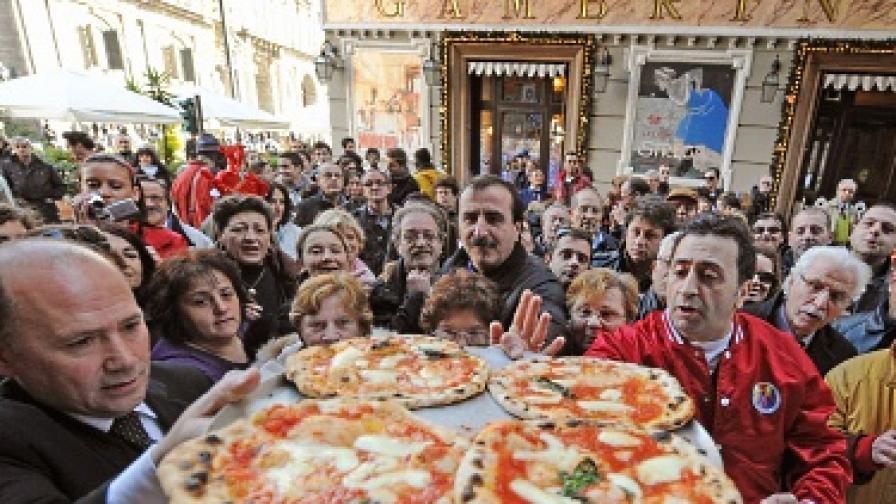 В Неапол пекат пица с дъски от ковчези 