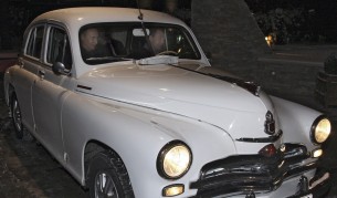 Медведев и Путин в стара ГАЗ-M20 "Победа"