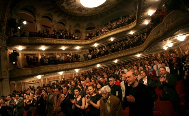 Вежди Рашидов: Няма да закрием нито един театър