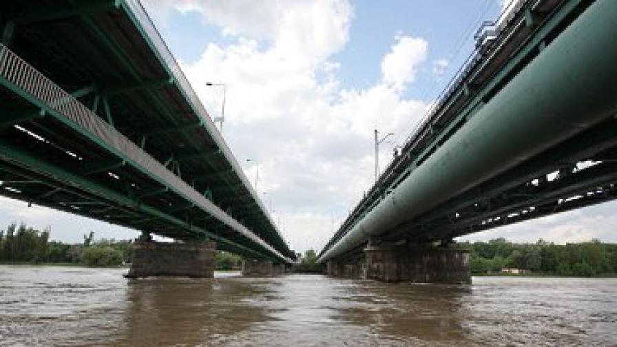 Един от мостовете на р. Висла във Варшава