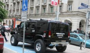Миналата седмица джип "Хамър" с лесно запомнящ се номер и стикер "Инвалид" бе паркиран на столична улица, на инвалидно място в "Синя зона"