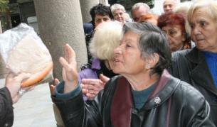 БЧК раздава пакети с храна на бедни