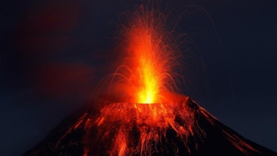 Два вулкана изригнаха едновременно в Латинска Америка