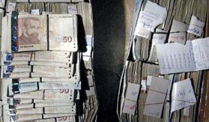 Шефът на данъчните затрупан със сигнали за корупция