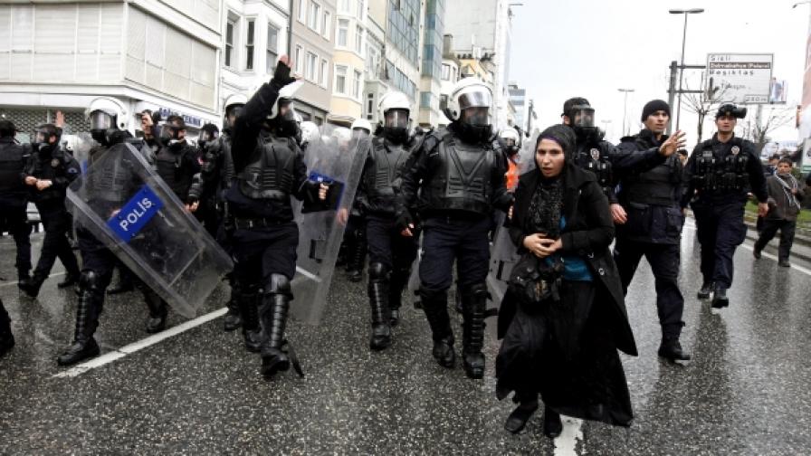 Полицията в Истанбул разгони последната голяма кюрдска демонстрация за 11-та годишнина от затварянето на лидера на терористите Йоджалан