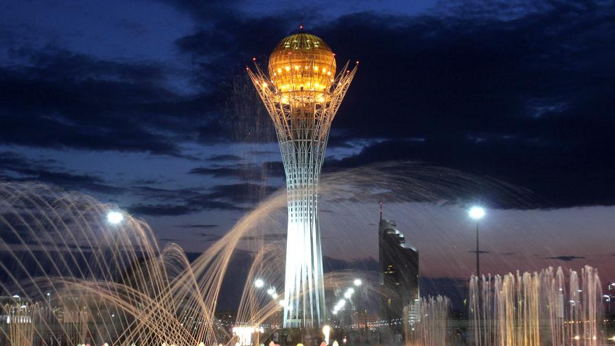 97-метровата кула в центъра на Астана, един от символите на града, но и на култа към личността на Назарбаев
