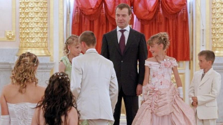 В Кремъл президентът Медведев награди осемте най-многодетни семейства в Русия
