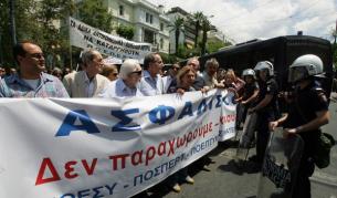 В същото време стачките и протестите в Гърция не спират. На 3 юни стачкуваха и демонстрираха в центъра на Атина журналисти, фотографи и оператори