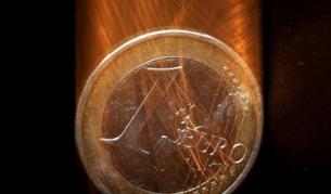 Еврото падна под 1,21 долара и така регистрира четиригодишен минимум