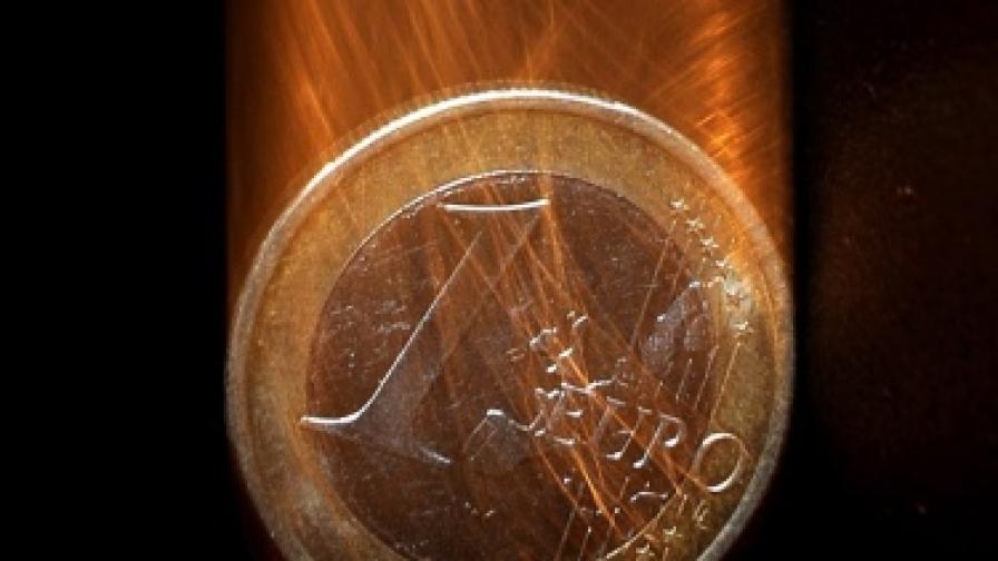 Еврото падна под 1,21 долара и така регистрира четиригодишен минимум